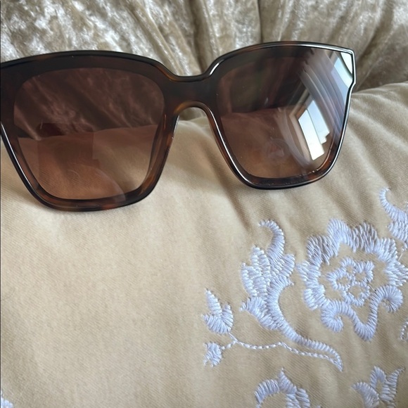 Tortoise Shell Sunglasses - Picture 5 of 8